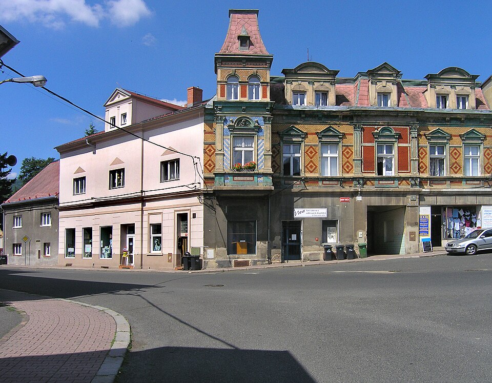 Fayl:Hrob, Mírové sq 2.jpg