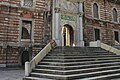 Laleli masjidi atrofdagi platformadan hovliga zinapoyaga chiqadi