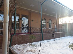 Honaqohga tutashgan ayvon.