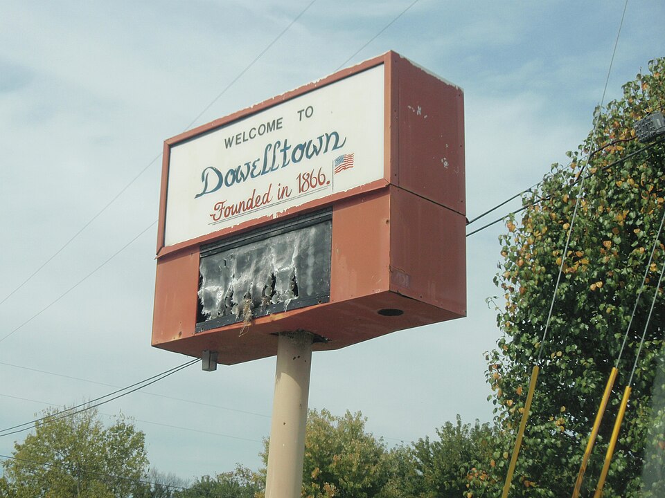 Fayl:Dowelltown, Tennessee Sign October 2011.JPG