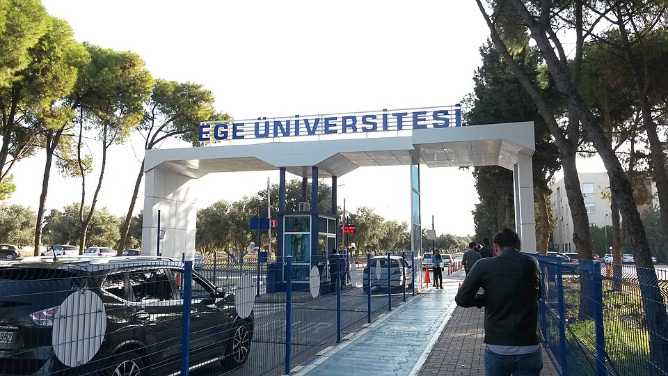 Fayl:Ege Üniversitesinin giriş kapısı.jpg