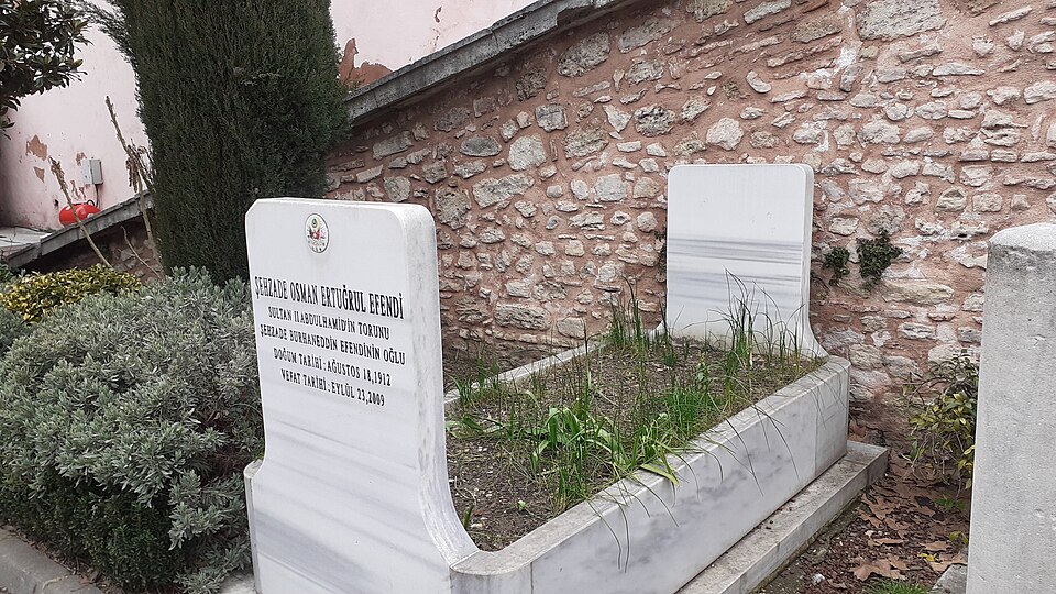 Fayl:Ertuğrul Osman grave.jpg