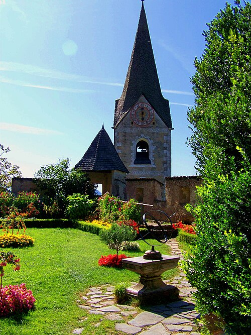 Fayl:Hochosterwitz Castle Garden.JPG