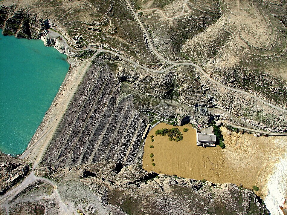 Fayl:Kajaki Dam.jpg