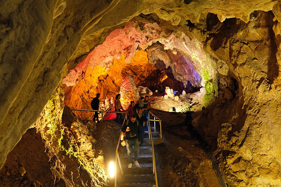 Fayl:Matka Canyon Vrelo Cave 2.jpg