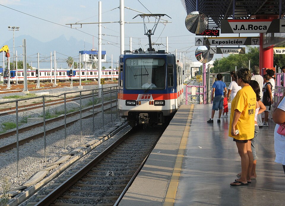 Fayl:Arriving Train Talleres Station.jpg