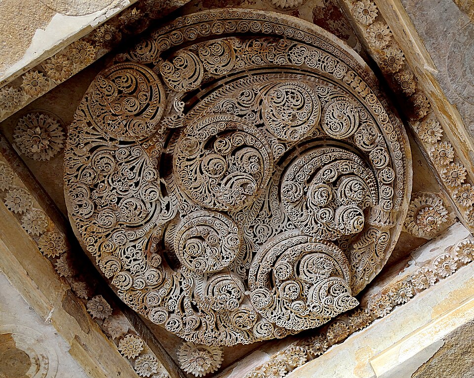 Fayl:Ceiling Carvings Jami Masjid Champaner.JPG
