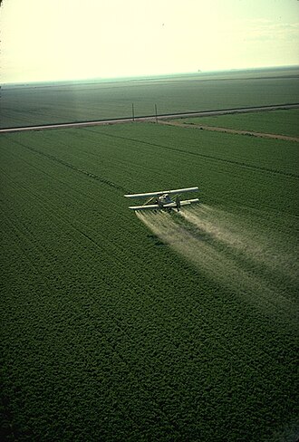 Cropduster pestitsidlarni purkamoqda.