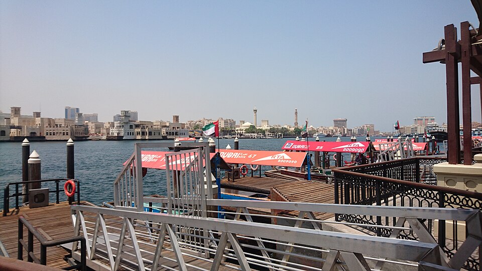Fayl:Dubaiwaterbus Al Sabkha Station piers.jpg