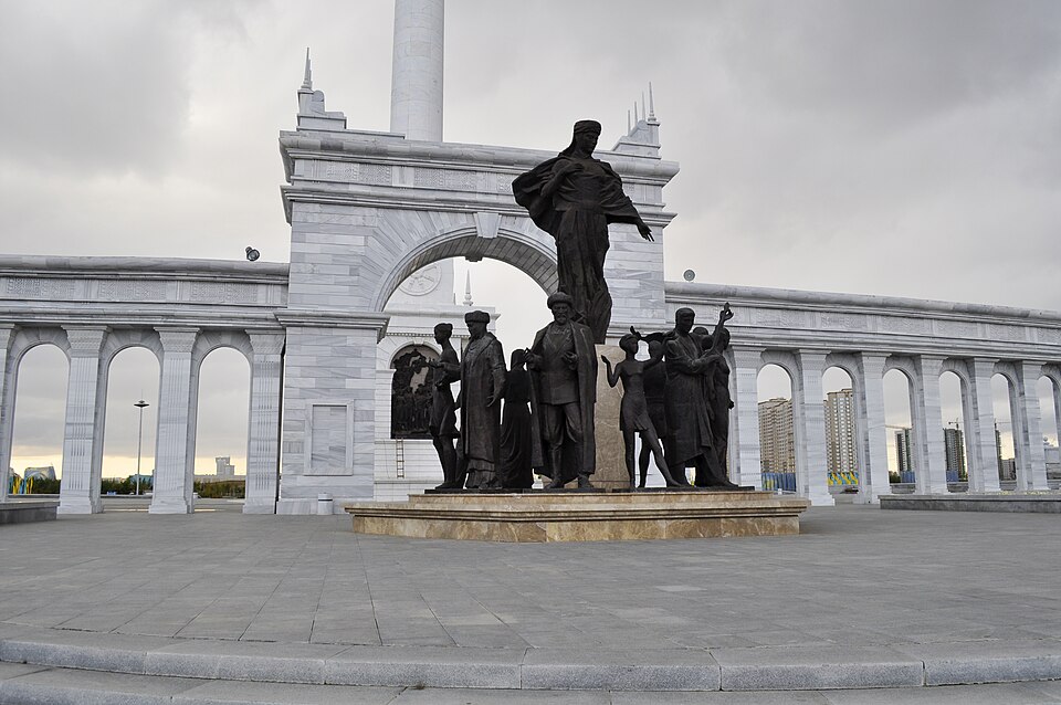 Fayl:Kazakh Eli monument1.jpg