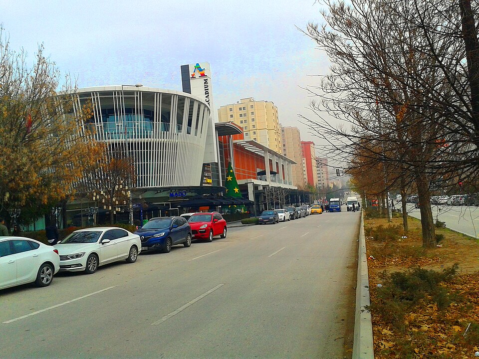 Fayl:Çayyolu main street.jpg