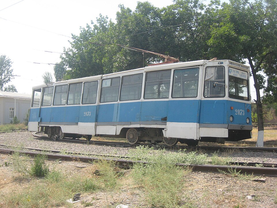 Koʻcha boʻylab joylashgan tramvay soʻnggi bekatida toʻxtab turgan tramvay (KTM-5). Hozirda uning oʻrnida shaxsiy turar-joy binolari qurilgan