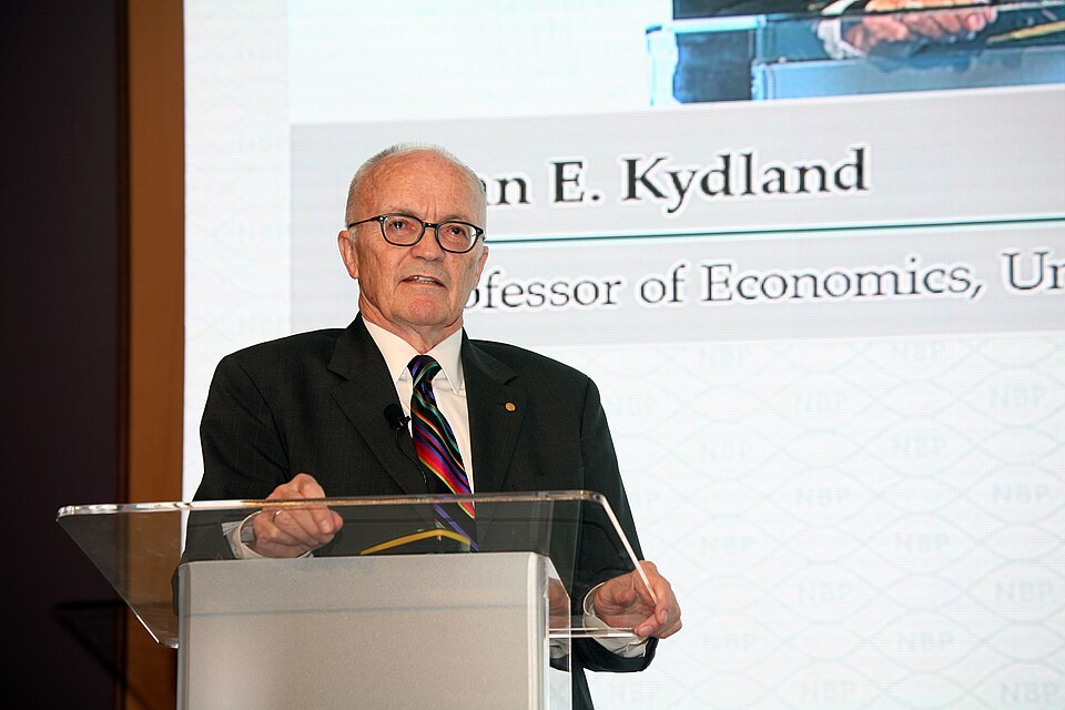 Fayl:Finn E Kydland 2015.jpg
