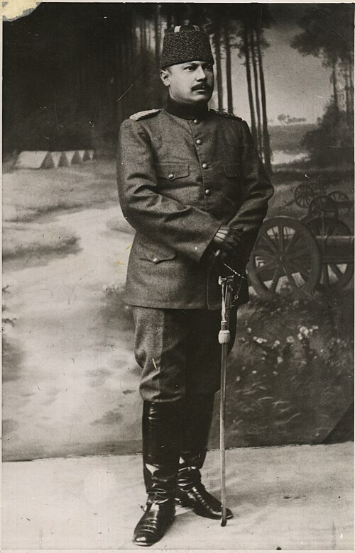 Fayl:Hussein Avni Bey.jpg