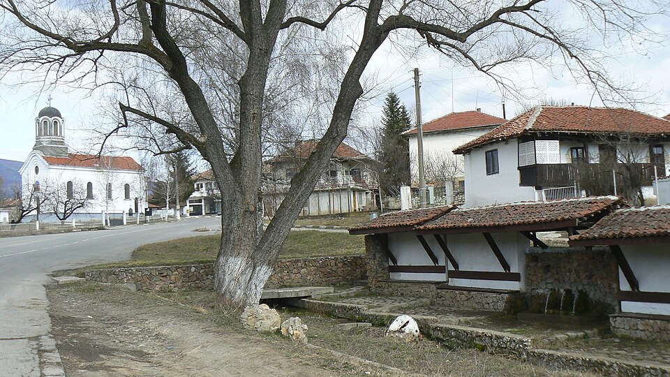 Fayl:Katrishte-village-Bulgaria-watertap-church.JPG