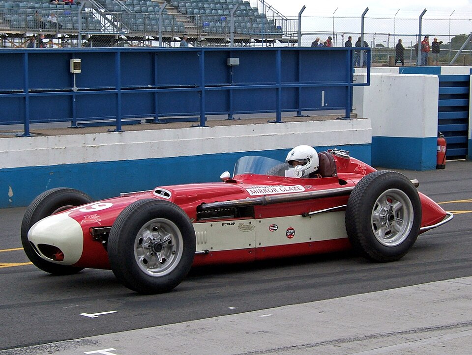 Fayl:Kurtis Indy Roadster Donington pits.jpg