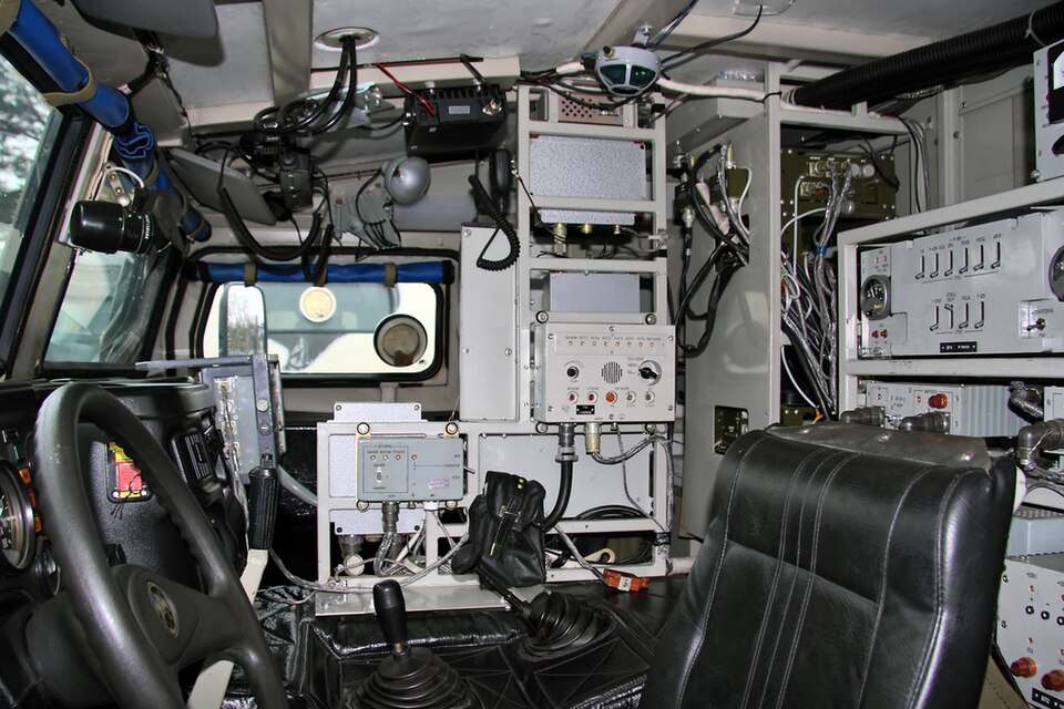 Fayl:R-145BMA command vehicle-driver place.jpg