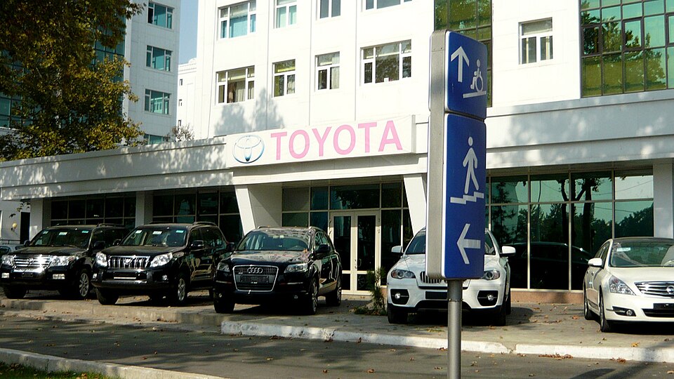 Navoiy ko'chasi 11G uyda joylashgan Toyota avtosaloni. 2012-yil