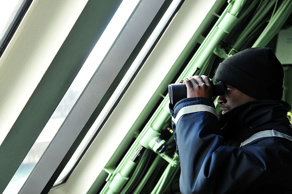 Fayl:US Navy binoculars lookout.jpg