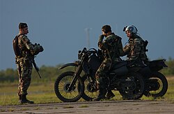 Jangovar nazoratchilar aerodromni egallashni mashq qilmoqdalar.