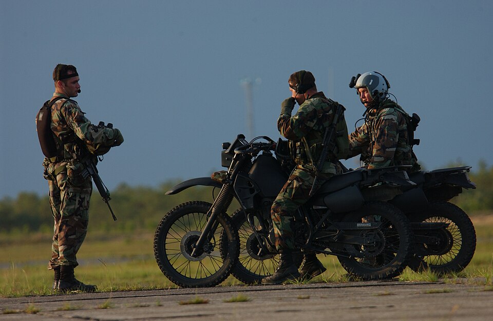 Fayl:Combat Control Team on bikes.jpg