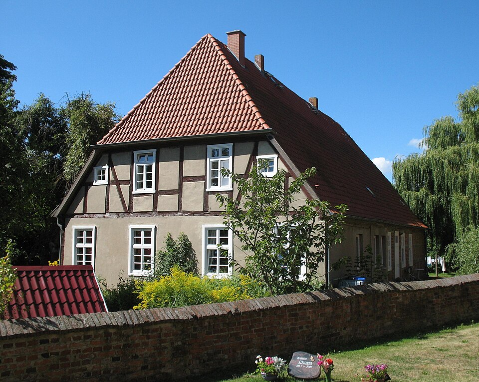 Fayl:Mestlin rectory.jpg