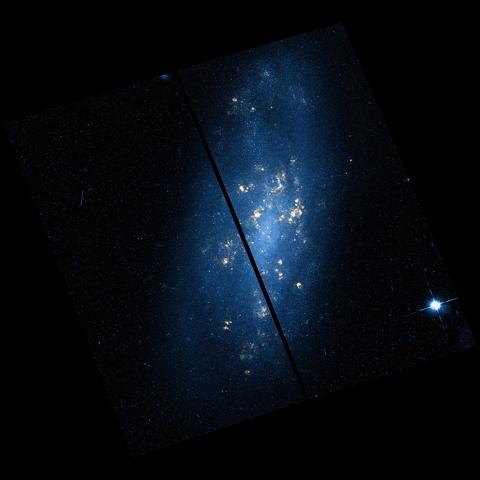 Fayl:NGC7713-hst-R658GB625.jpg