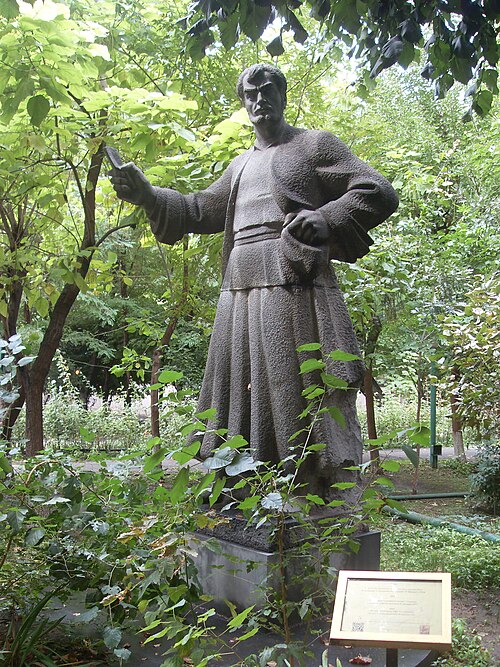 Fayl:Pepo statue (3).jpg