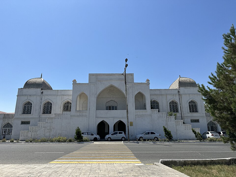 Fayl:Sadriddin Ayniy teatr.jpg