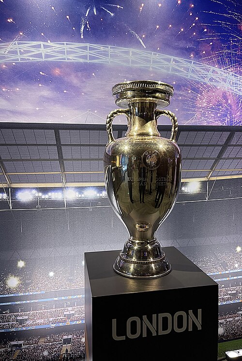 Fayl:UEFA Euro 2020 Trophy.jpg
