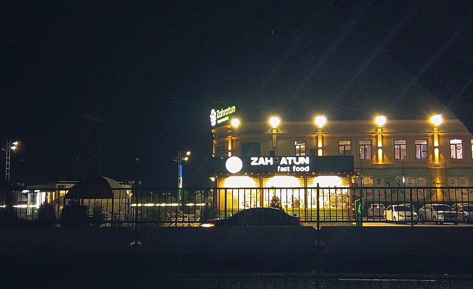 Fayl:Zahratun shopping center Karakul.jpg