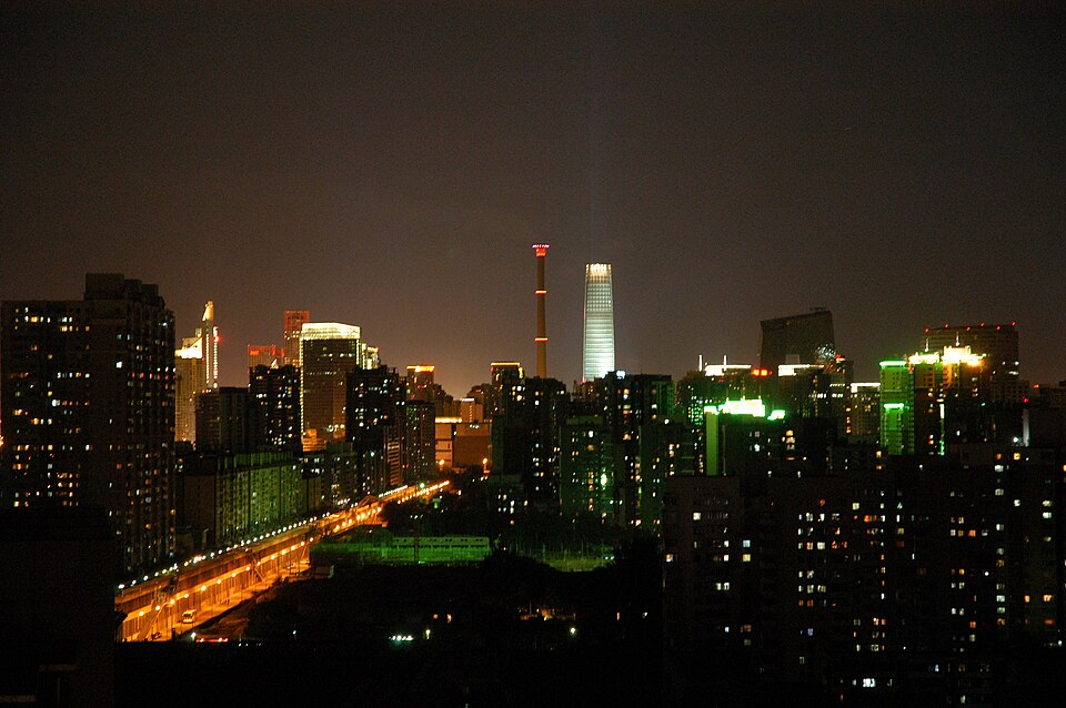 Fayl:Beijing skyline at night.JPG