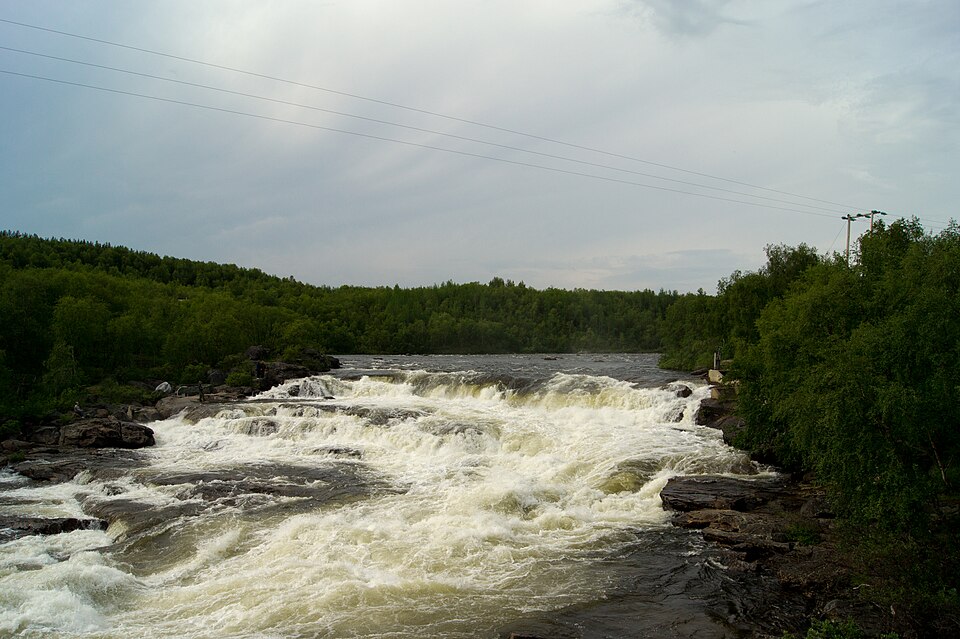 Fayl:Chutes d'eau sur la Neidenelva.jpg