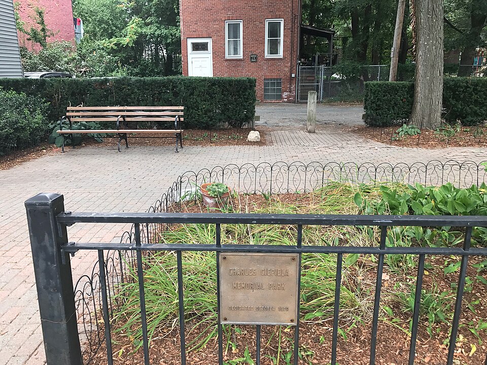 Fayl:Ciepela Memorial Park.jpg