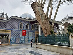 Abu Ayyub al-Ansoriy maqbarasining masjid hovlisidan koʻrinishi