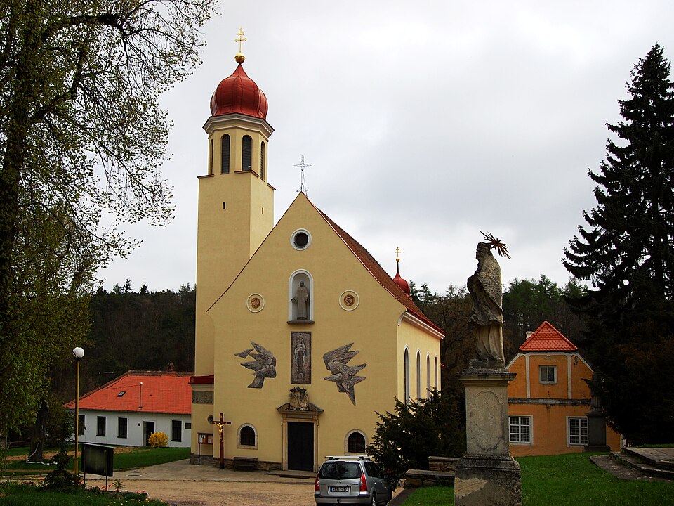 Fayl:Kostel Navštívení P.Marie, Hluboké Mašůvky.jpg