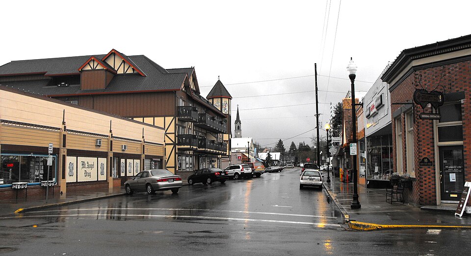 Fayl:OR Mt Angel CharlesSt.jpg