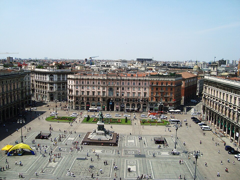 Fayl:Piazza Duomo (Milan) E1.jpg