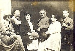 Aleksandr Samoylov, Abdurahimbek Haqberdiyev va Bekir Chobanzade turmush oʻrtoqlari bilan. Leningrad, 1925-yil