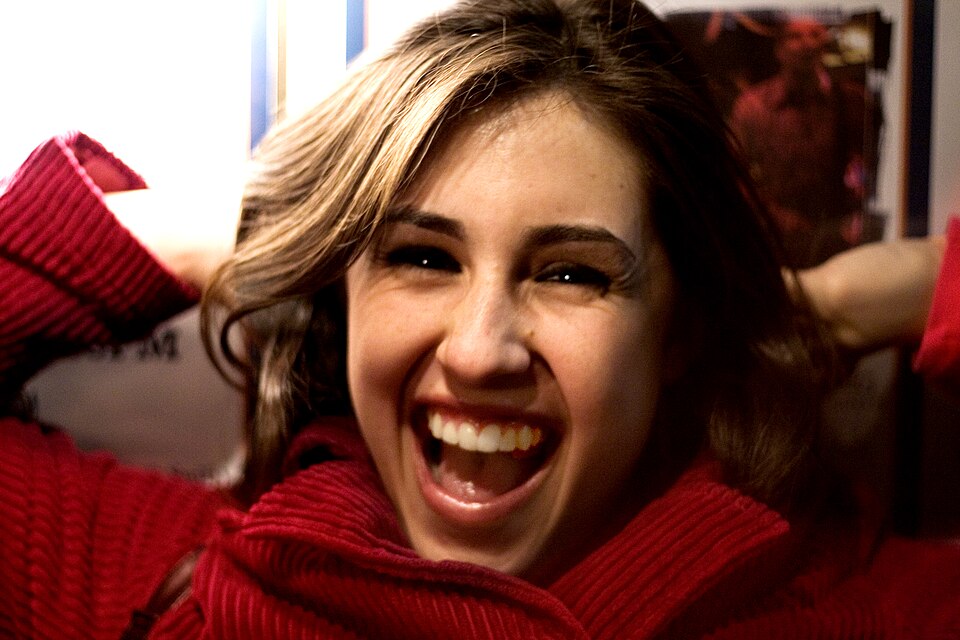Fayl:Smiling girl.jpg