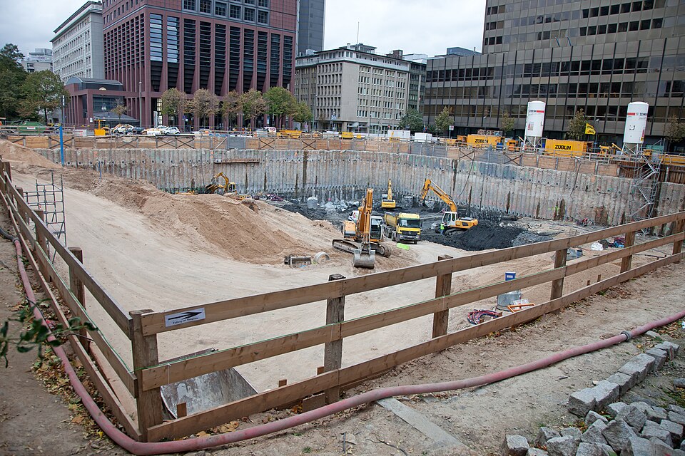 Fayl:Taunusturm Baugrube 2011-10.jpg