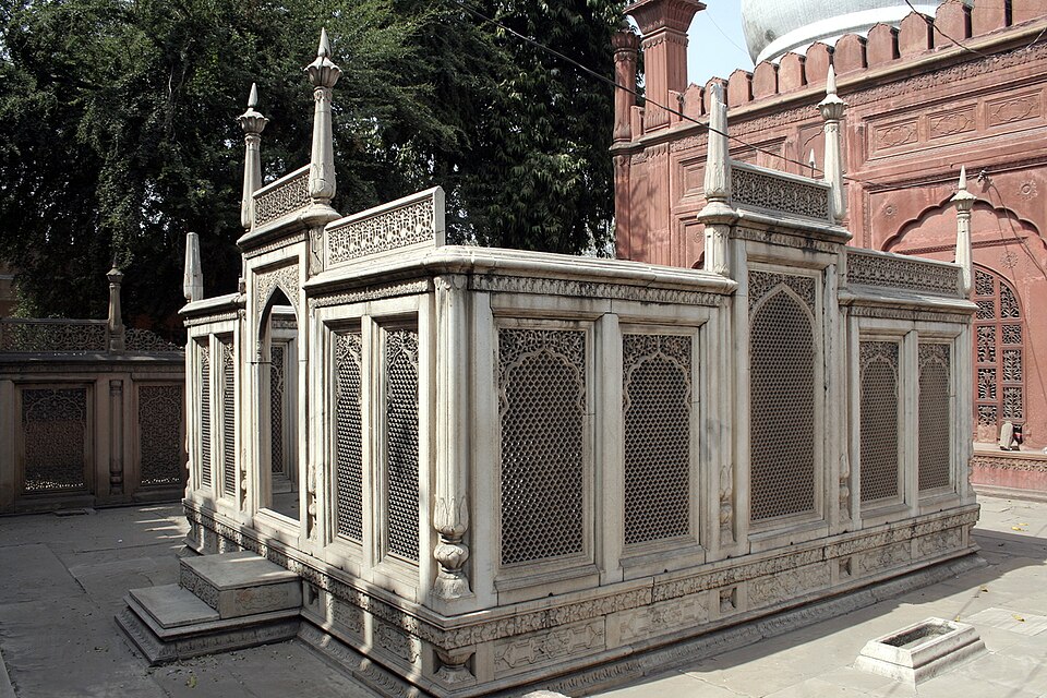 Fayl:Tomb of Ghaziuddin Khan.jpg