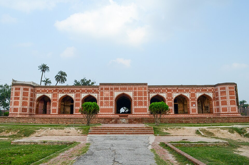 Fayl:Tomb of Nur Jahan 1.jpg