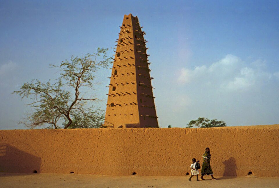 Fayl:1997 277-9A Agadez mosque cropped.jpg