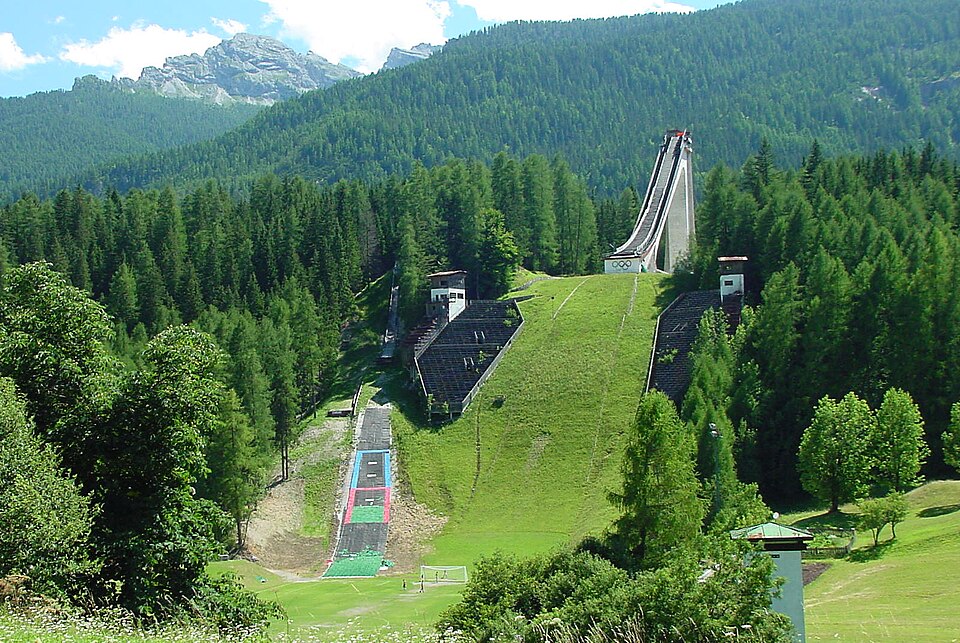 Fayl:Olympic-Ski-Jumping-hill-Cortina.JPG