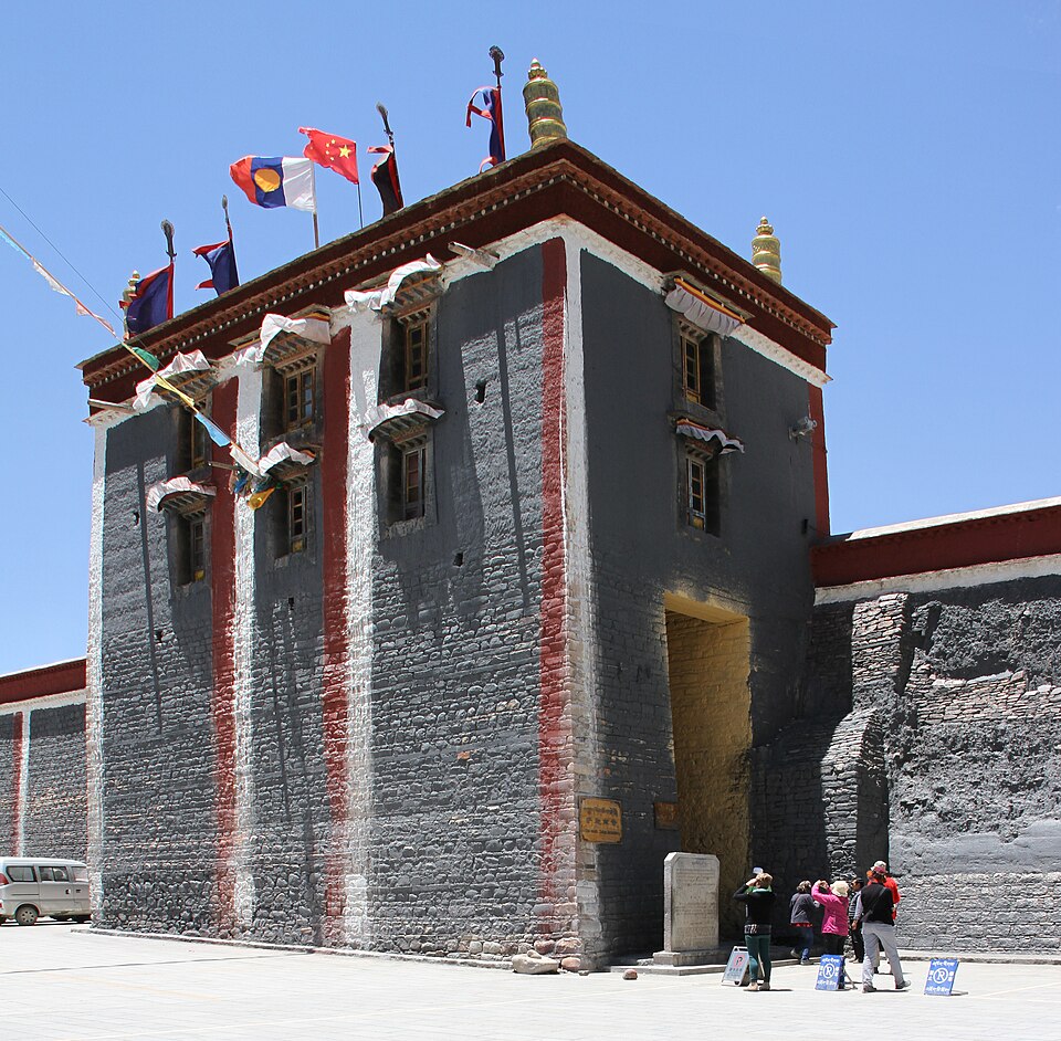 Fayl:Sakya-12-Klosterturm-Eingang Suedkloster-2014-gje.jpg