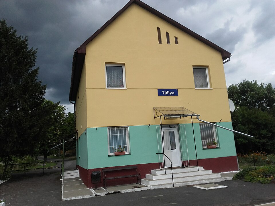 Fayl:Tállya railway station.jpg