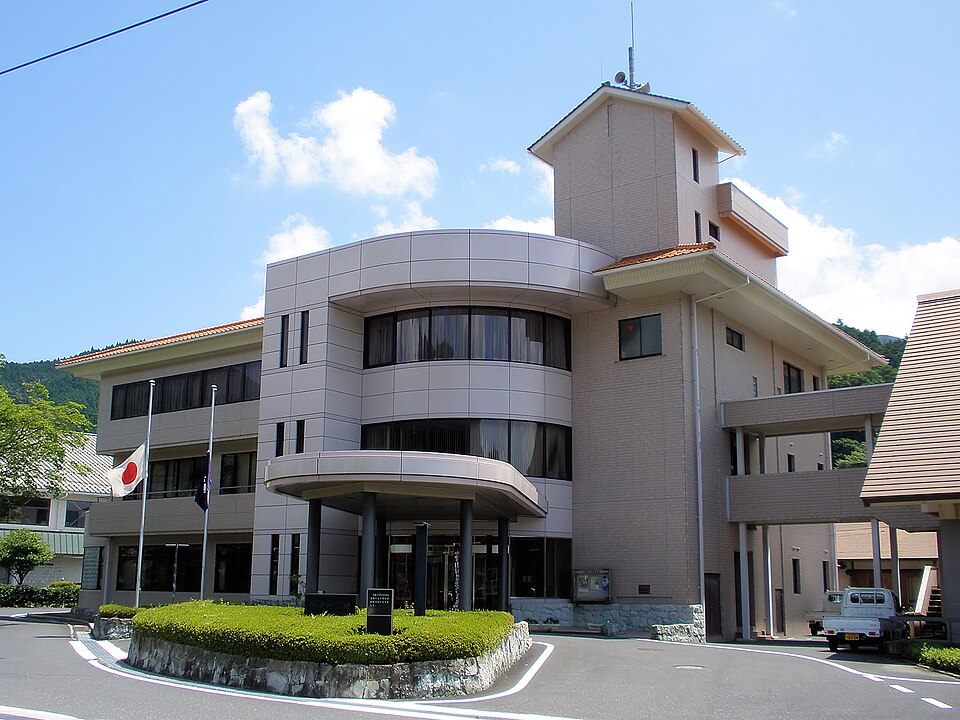 Fayl:Tsuyama city office Aba branch.jpg