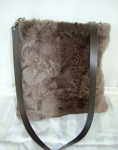 Fayl:Indian lamb fur bag.jpg
