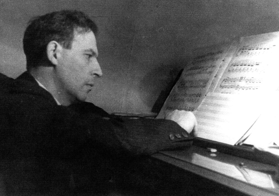 Fayl:Lev A. Schwarts, Soviet composer.tif